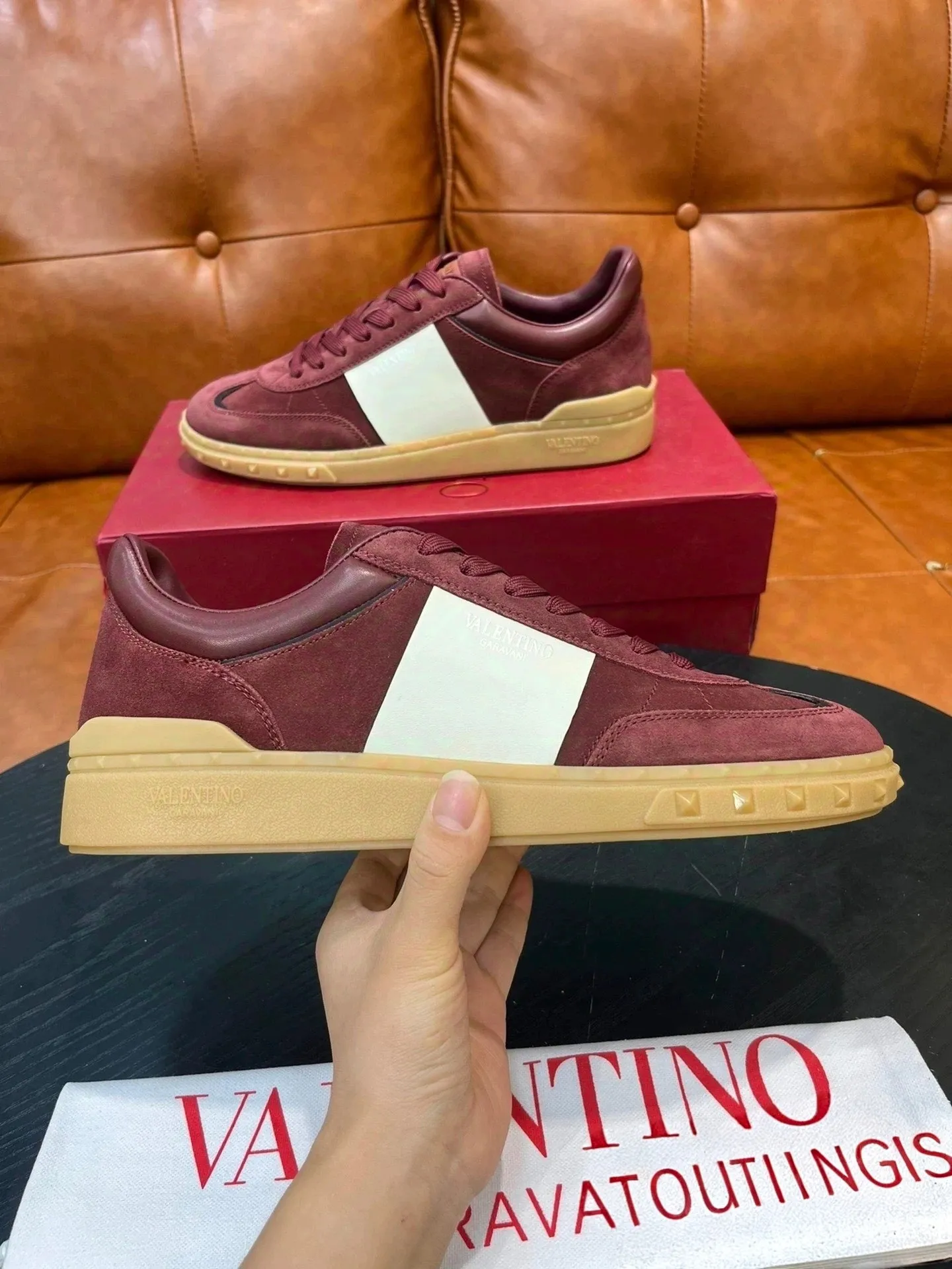 Factory price: 438💰VALENTINO GARAVANI U men's shoes💰VILLAGE couple's style👫low-top sneakers, screen printed VALENTINO GARAVANI LOGO embossed rivets decorated on the rubber soles on the tongue. Stylish and good-looking🤩. Comfortable and stylish on the feet, full of fashion🫢. size: 38-44 (men’s size 38.45 is non-refundable)